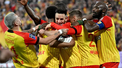  Lens đang có gì mà đá ‘bốc’ đến thế?